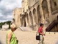 Touristes visiting a monument