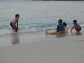 Kindertjes spelen in het water